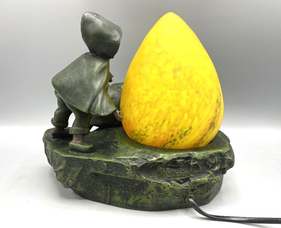 Image 1 of Art Deco stijl tafellamp met kinderen – sculpturale lamp met geel glas ca. 1970–1980 Copy van A. Moreau - Kunsthars