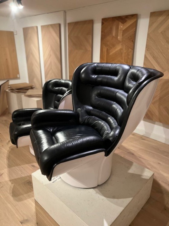 Image 1 of 2 stuks originele Elda Chairs, draaifauteuils in zwartleer en wit kunststof van Joe Colombo in zeer goede staatde staat