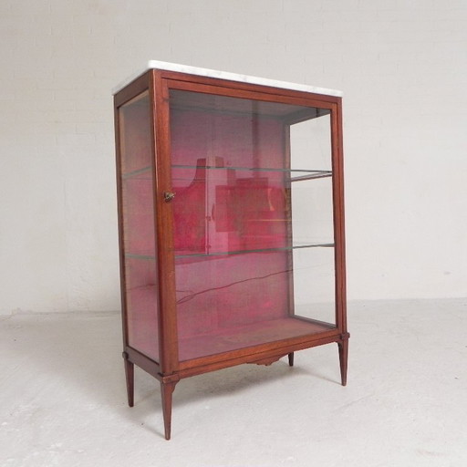 Vitrina de caoba con tapa de mármol, década de 1920.