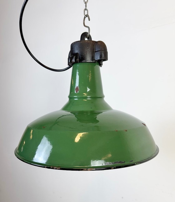 Image 1 of Industriële groene emaille fabriekshanglamp, jaren 60