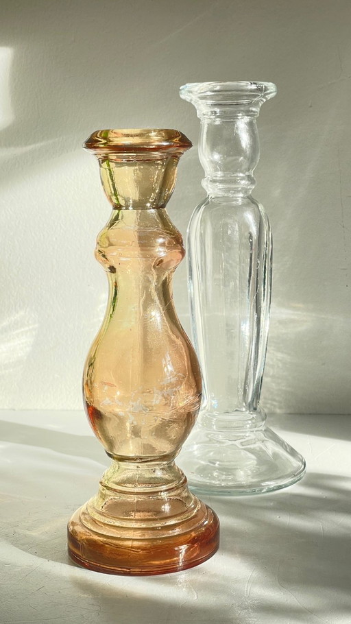 Paar Kerzenhalter aus transparentem Glas – kandelaars en kaarsen