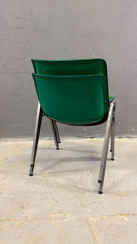 Image 1 of Een paar groene plastic conferentiestoelen in mid-century modern stijl, met chromen frame, jaren 1985, Italië