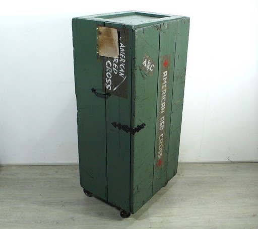 Caisse de transport en bois vintage Croix-Rouge américaine, originale shabby des années 40 transformée en armoire sur roulettes