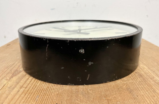 Image 1 of Zwarte industriële fabriekswandklok van International, jaren 50