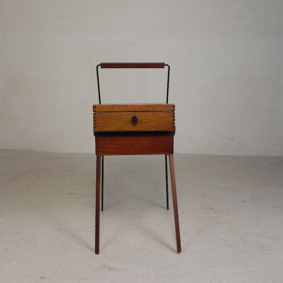 Image 1 of Coffre à couture vintage, coffre de rangement pliable à pieds inclinés, années 1950