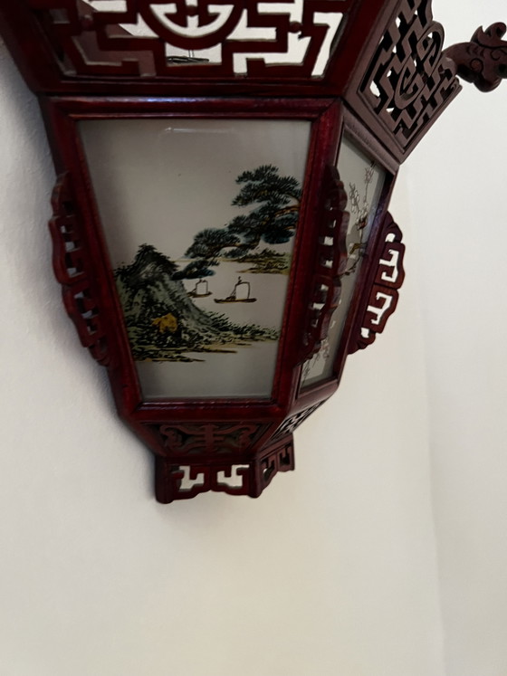 Image 1 of Paire d'appliques murales chinoises vintage en bois sculpté, style lanterne de palais - Panneaux de verre peints à la main à l'e