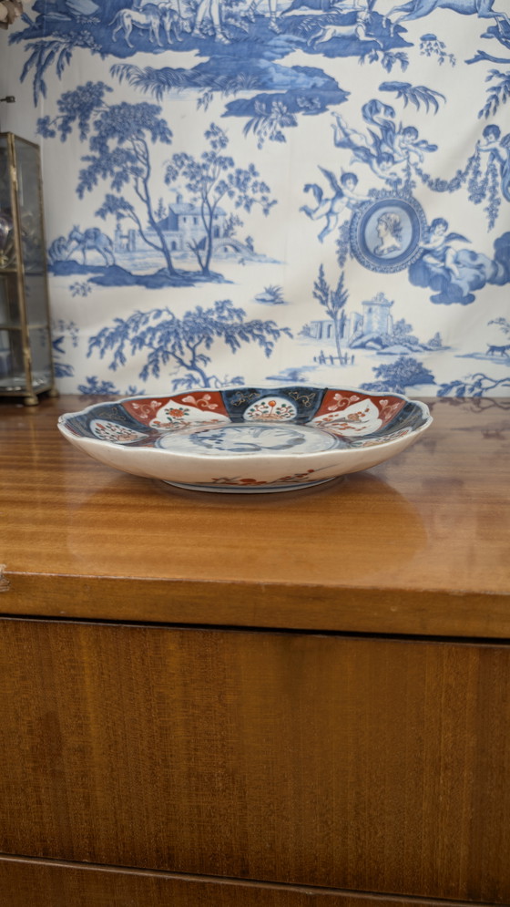 Image 1 of Piatto in porcellana Imari firmato con decori a primavera giapponesi della fine del XIX secolo