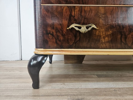 Image 1 of Commode des années 1950 en acajou et érable avec pieds laqués