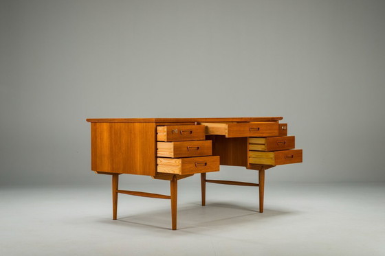 Image 1 of Mid-Century Modern Dänischer Teakholz-Schreibtisch, 1960er Jahre