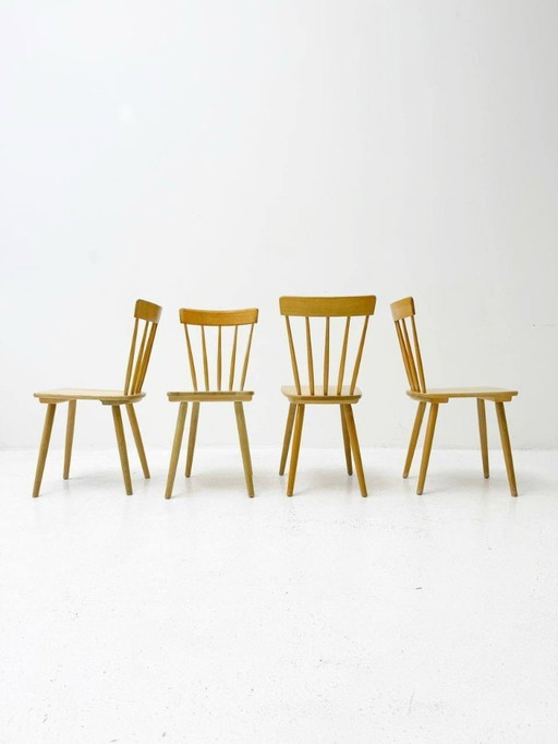 Set di 4 sedie a fuso dal design intramontabile di Victoria Furniture.