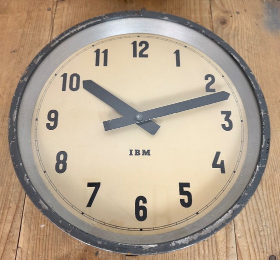 Image 1 of Donkergrijze industriële fabriekswandklok van IBM, jaren 50