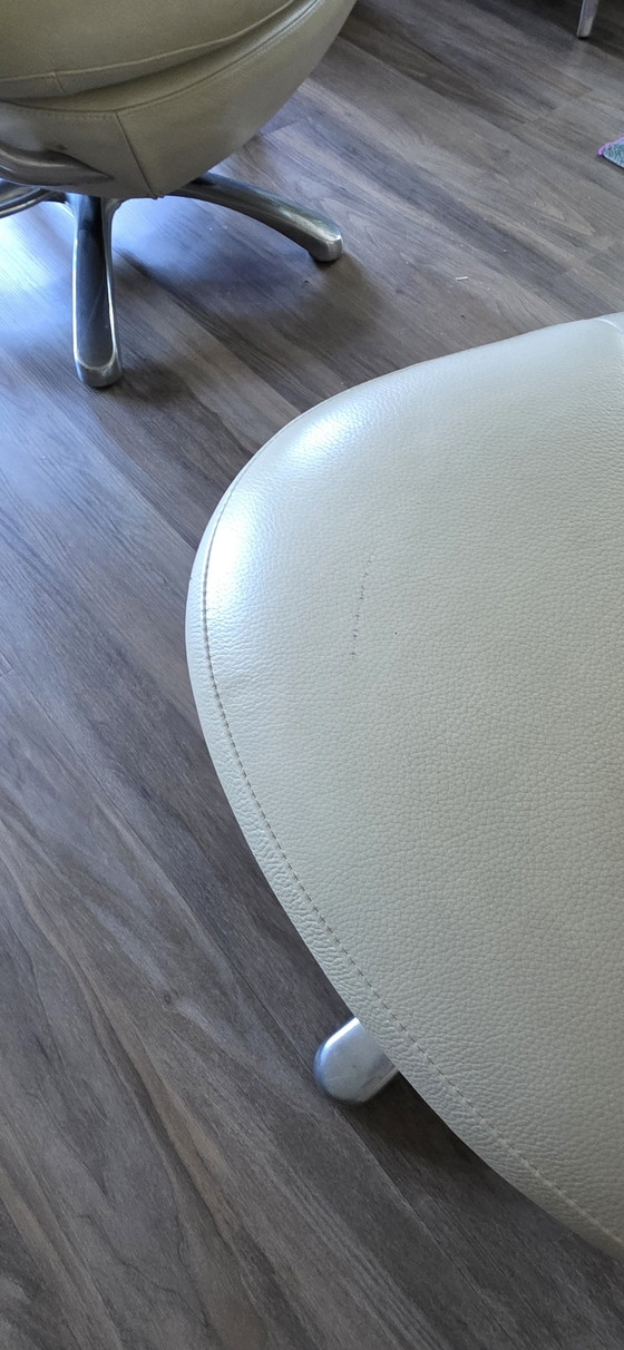 Leolux Formi en cuir crème avec pouf – Fauteuils, Leather, Metal (photo 7 of 7)