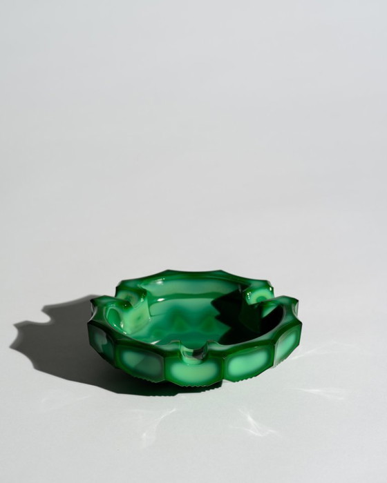Image 1 of Jablonec Glasmanufaktur Malachitglas-Aschenbecher im böhmischen geometrischen Art-Deco-Stil