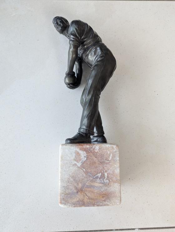 Image 1 of Scultura vintage in bronzo raffigurante un giocatore di bowling o bocce su base di marmo. Altezza: 42 cm. Peso: 5233 grammi.
