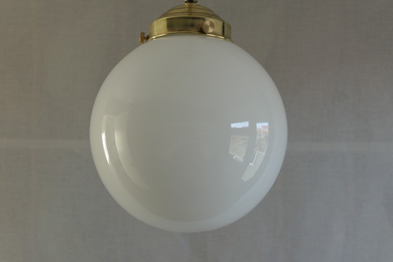 Image 1 of Art Déco – 3 lampade da scuola, lampadario a sospensione con vetro opalino e struttura in ottone - Altezza regolabile