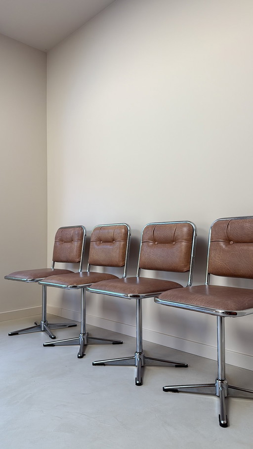 Vier vintage draaibare chromen / skai leren stoelen
