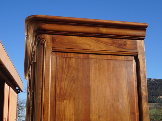 Image 1 of Armadio in noce massello in stile Luigi XV