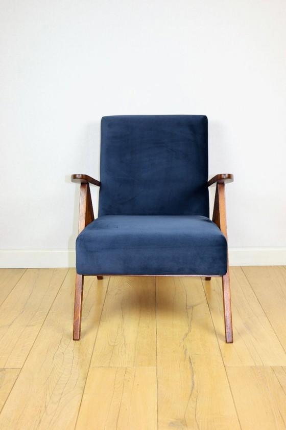 Image 1 of Fauteuil classique Var B-310, velours bleu marine vintage années 1960, bois foncé - 2 exemplaires disponibles