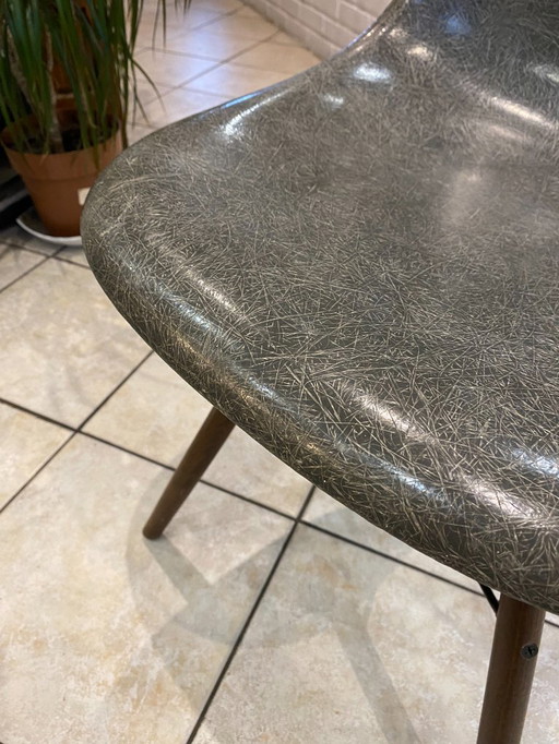 Sedia DSW, fibra grigio elefante, noce tassello, Eames Herman Miller vintage 1950
