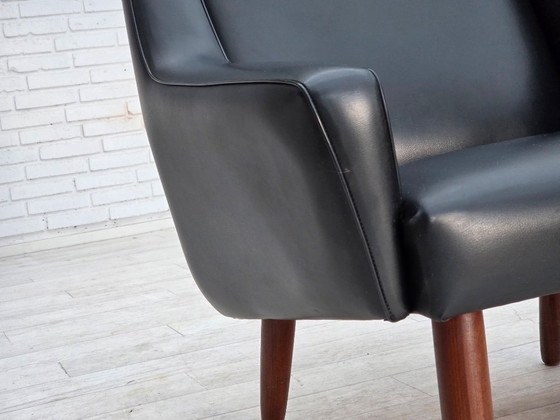 Image 1 of Deense fauteuil met hoge rugleuning uit de jaren 70, zwart kunstleer, poten van teakhout.