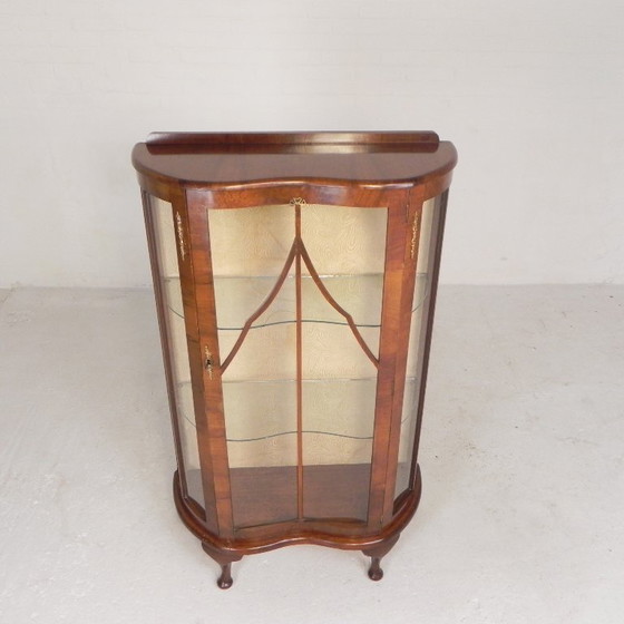 Image 1 of Engelse Art Deco vitrinekast op sierlijke poten, jaren 30