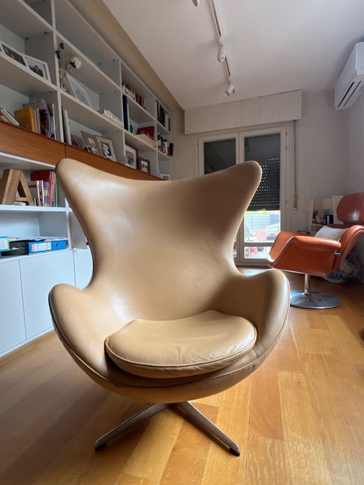 Egg in Walnut leather, 2006 Fritz Hansen