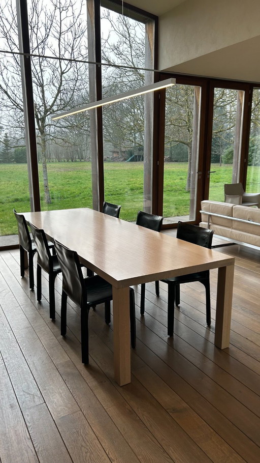 Stilvoller Esstisch aus Holz