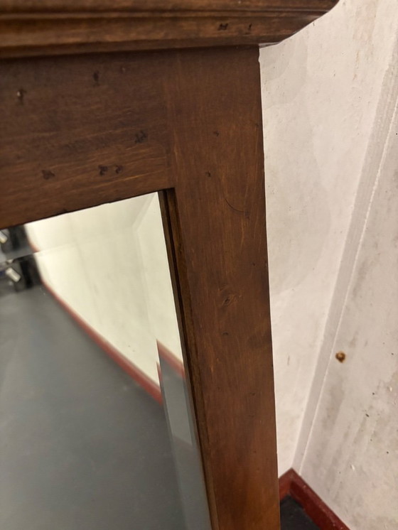 Image 1 of Grote houten schouwspiegel met klassieke (kroon)lijst, massief hout