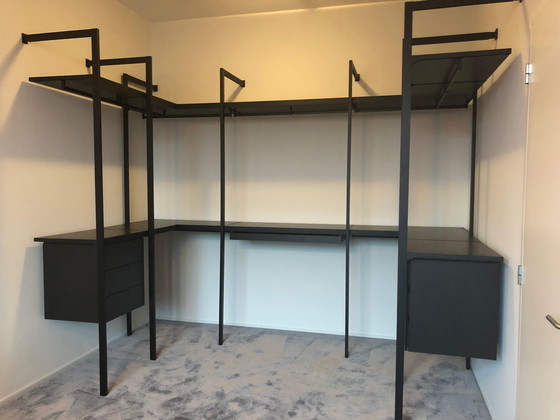 Image 1 of Porro begehbarer Kleiderschrank, schwarzer Ständer, Einlegeböden Melamin-Kohlefaser