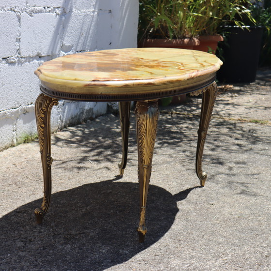 Image 1 of Table basse ovale française en marbre d'onyx et laiton - Table de salon - Table de cocktail - Style Louis XV- 70s