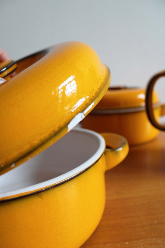Image 1 of Servizio da tavola vintage color giallo ocra - Thomas Scandic. Ciotole, caraffa e tegamino in stile retrò.