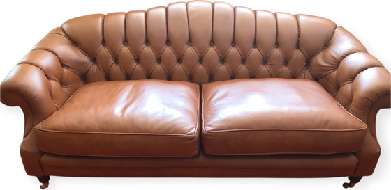 Image 1 of Sofá Chesterfield 194 cm de ancho de cuero marrón con patas de latón con ruedas