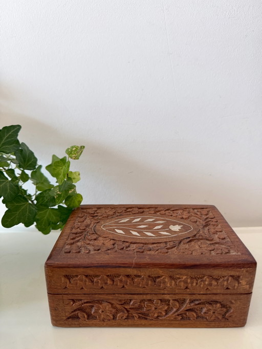 Caja de madera para recuerdos con incrustaciones de hueso