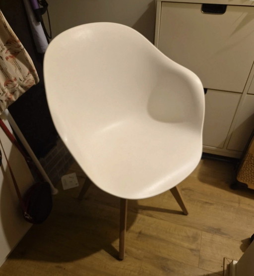 Hauge white dinnertable chair wooden frame 