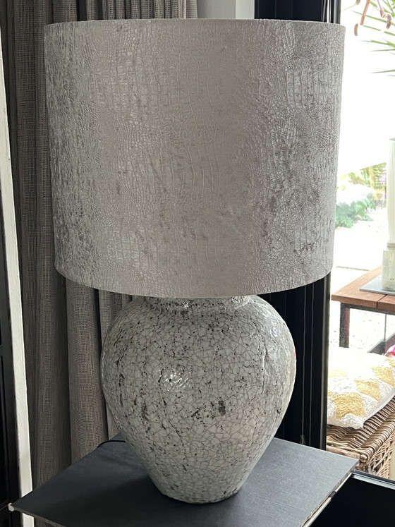 Image 1 of Schwere Tischlampe im Landhausstil mit beigefarbenem Samtschirm und schwerem Steingutfuß.