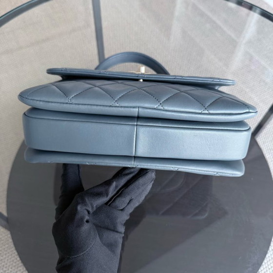 Image 1 of Chanel Trendy CC Small - Gewatteerd lamsleer, Haze Blue, gouden hardware, serie 26