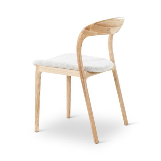 Image 1 of Sillas en color beige con patas naturales, 6 unidades.
