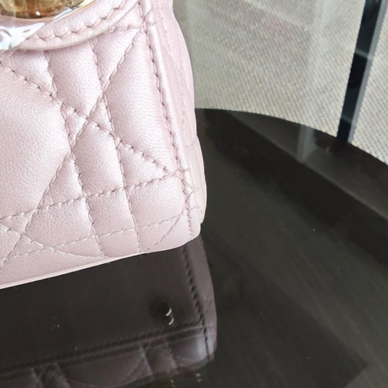 Image 1 of DIOR LADY MINI - PELLE DI AGNELLO CANNAGE ROSA CHIARO CON FERRAMENTA A CATENA