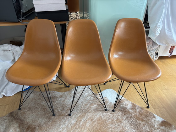 Image 1 of 4x vitra eames donker oker