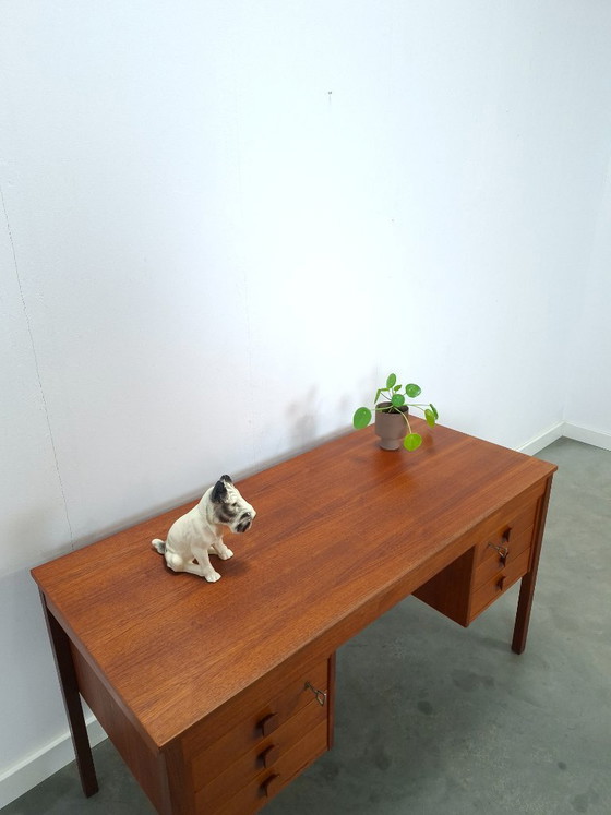 Image 1 of Teak vrijstaand bureau met lade uit Denemarken