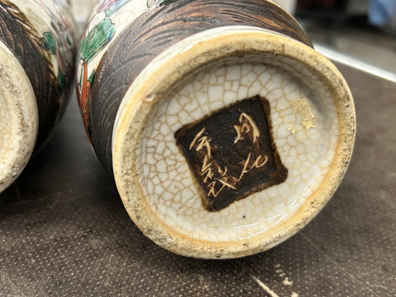 Image 1 of Porseleinen vazen met krijtwitte glazuur en krijgsscènes in Nanking-stijl gemaakt rond 1880-1900