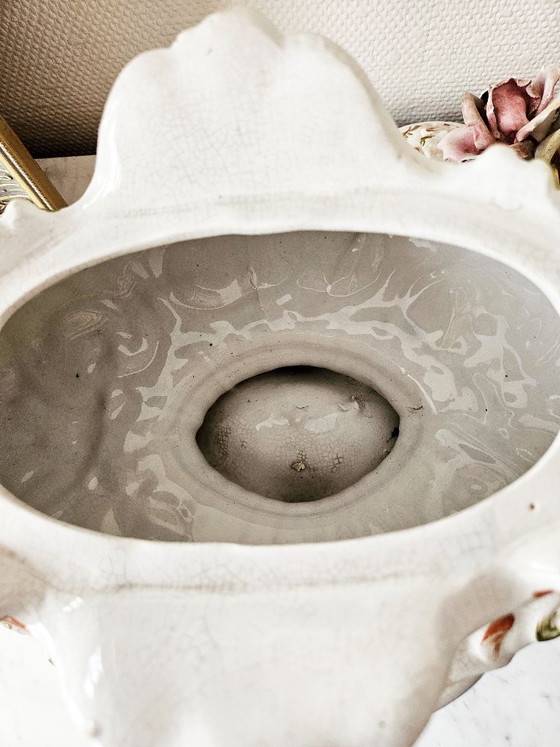 Image 1 of Große weiße Bassano-Suppenterrine aus Steingut (Italien) mit floralem Relief im Barockstil, XXL-Serviertablett, 43 cm