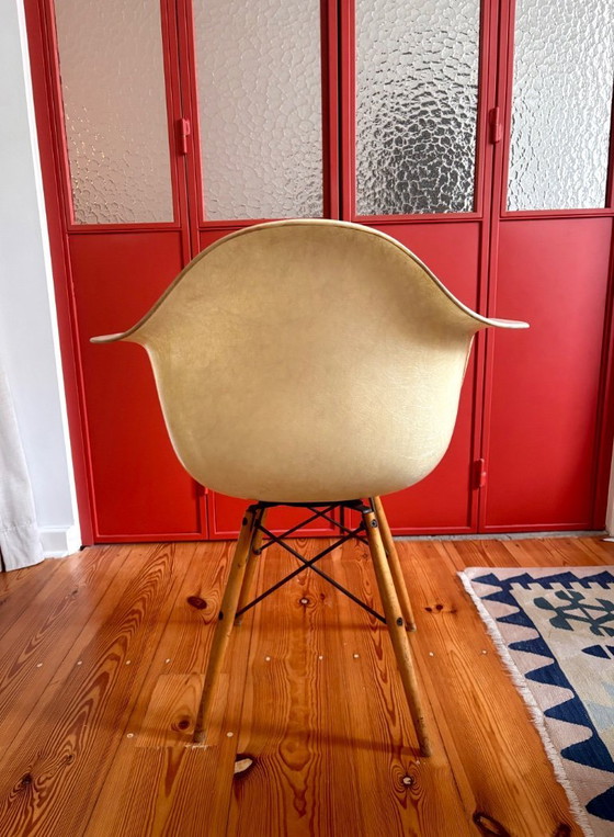 Eames Zenith PAW-stoel uit de jaren 1950, eerste generatie, gemaakt van glasvezel, met draaibare voet. (photo 5 of 15)