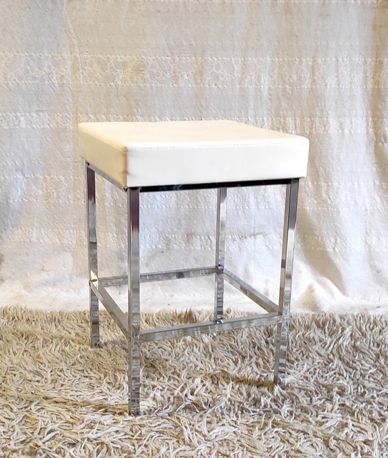 Image 1 of Taburete de diseño en metal cromado y polipiel blanca - mediados del siglo XX