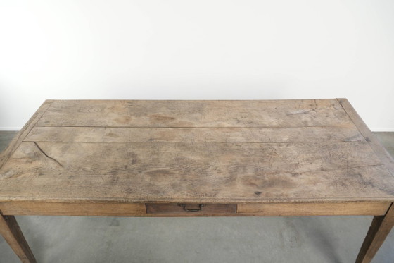 Image 1 of Antiker französischer Esstisch aus grauer Eiche für 6 bis 8 Personen mit Baguetteschublade und wunderschöner Patina.
