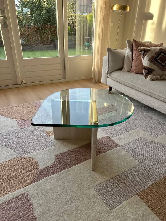 Image 1 of Glazen druppelvormige salontafel op travertin poot 
