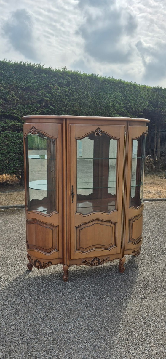 Grande Vitrine Galbée de Style Louis XV en Merisier, France, XXe Siècle – Vitrine Style Louis XV, Wood (photo 3 of 14)