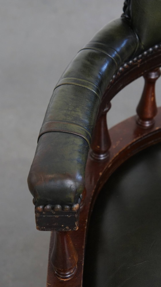 Image 1 of Rundleren en houten in hoogte verstelbare, swiffel en tilt chesterfield bureaustoel in een donkergroene kleur