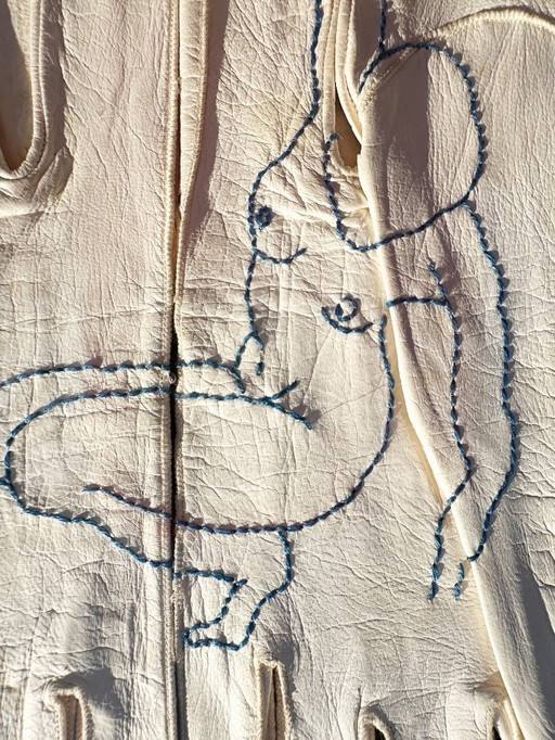 Tableau vintage "broderie sur gants de cuir" cadre ovale en bois doré par Sophie Lecha