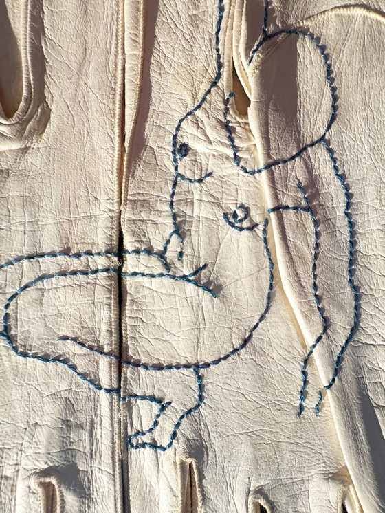 Image 1 of Tableau vintage "broderie sur gants de cuir" cadre ovale en bois doré par Sophie Lecha
